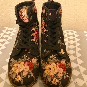 Women’s Dr Martens airwair canvas boots